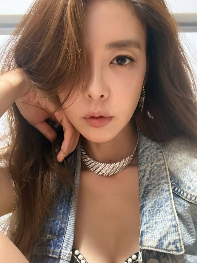김규리가 화장을 지우기 전 찍은 셀카를 공개하며 변함없는 동안 미모를 자랑했다. / 김규리 SNS