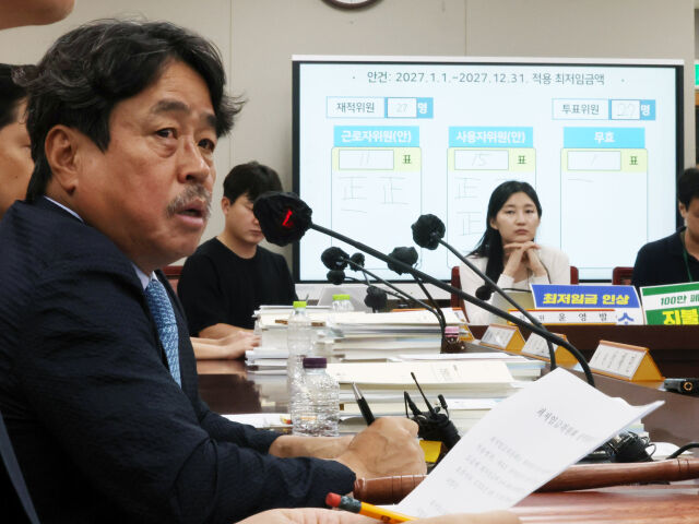 권순원 최저임금위원회 위원장이 지난 14일 오후 세종시 정부세종청사에서 열린 최저임금위 제14차 전원회의를 마친 뒤 취재진의 질문에 답하고 있다. 최저임금위는 이날 2027년도 최저임금을 표결에 부쳐 1만700원으로 확정했다. /뉴시스