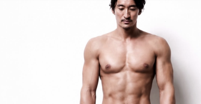 신현준이 57세라는 나이가 믿기지 않는 탄탄한 피지컬을 공개하며 화제를 모았다. / 신현준 SNS