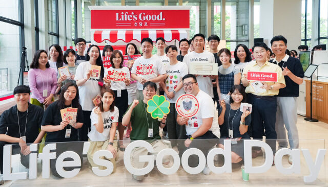 류재철 LG전자 CEO(앞에서 두 번째 줄, 왼쪽에서 다섯 번째)가 지난 13일 서울 여의도 LG트윈타워에서 열린 '라이프스굿 데이'에서 임직원들과 기념 사진을 찍고 있다. /LG전자