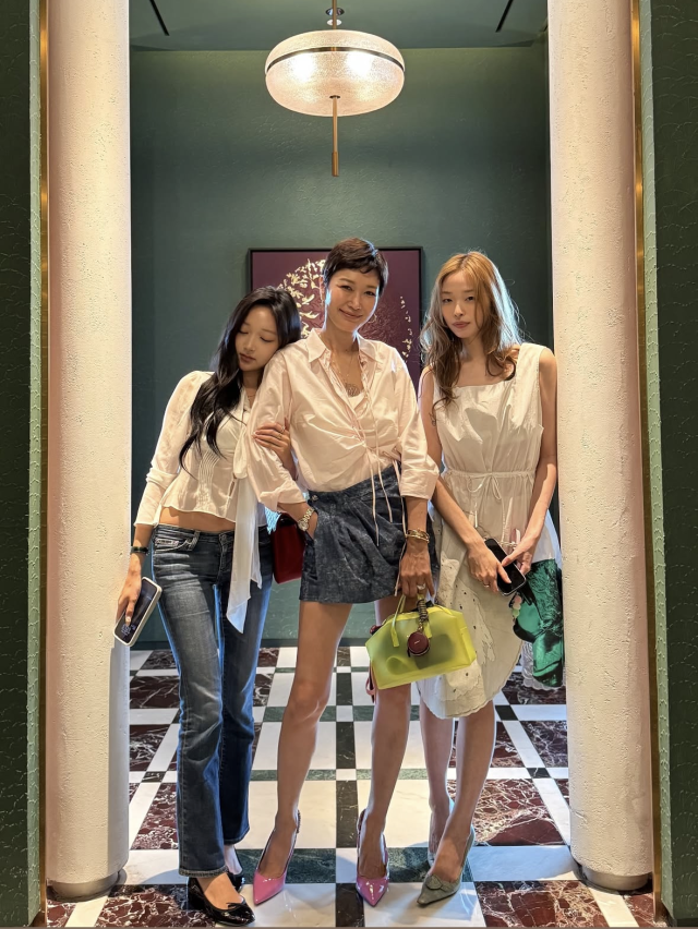 변정수가 두 딸과 함께한 오붓한 시간을 공개하며 변함없는 미모와 남다른 가족 비주얼을 자랑했다. / 변정수 SNS