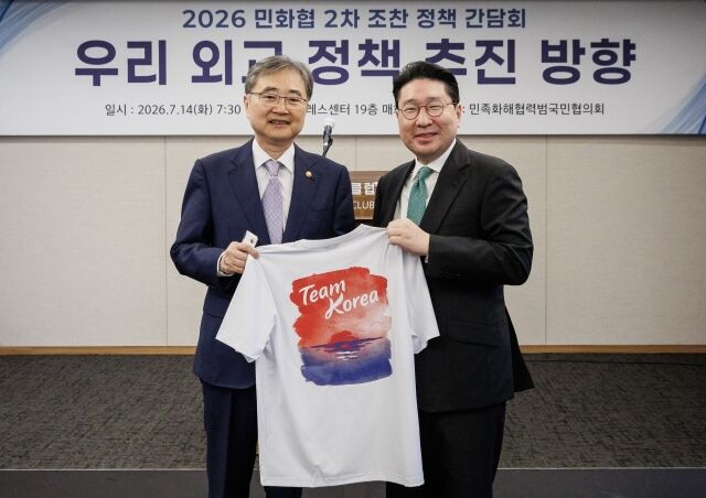 이상현 단장(오른쪽)이 조현 장관에게 선수복을 전달하고 있다. /대한체육회 제공