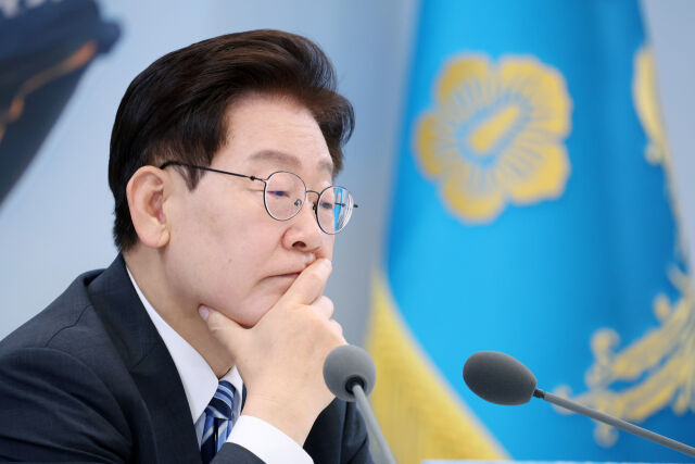이재명 대통령이 15일 청와대 영빈관에서 열린 ‘삶으로 체감하는 대체불가 대한민국-국민과 함께하는 두 번째 업무보고’에서 업무보고를 경청하고 있다. /뉴시스