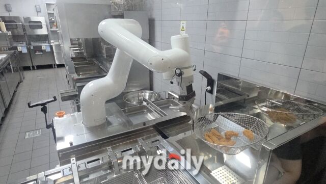 교촌 오산교육원 조리 체험장 내 스마트키친. /이호빈 기자