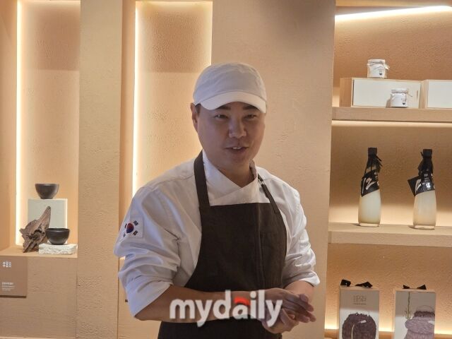 도민수 교촌에프앤비 1991스쿨팀 팀장이 오산교육원 브랜드전시관에 대해 설명하고 있다. /이호빈 기자