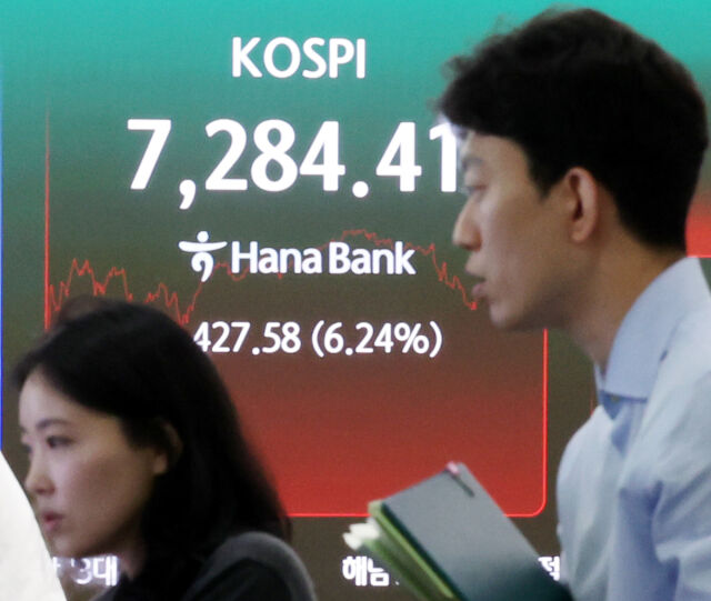 15일 오후 서울 중구 하나은행 딜링룸에서 딜러들이 업무를 하고 있다. /뉴시스