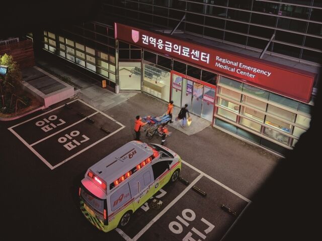 고려대 구로병원 권역응급의료센터로 응급환자가 이송되고 있는 모습. /고려대의료원
