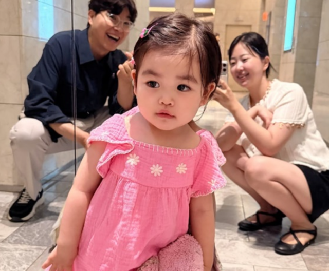 15일 박수홍과 김다예의 소셜 계정에는 "오늘부터 21개월 아기 재이"라는 다정한 문구와 함께 여러 장의 사진이 업로드됐다./김다예 소셜미디어