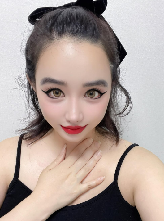 朴春休假期间，即使只戴着发夹，看起来也完美无瑕……她真的42岁了吗？