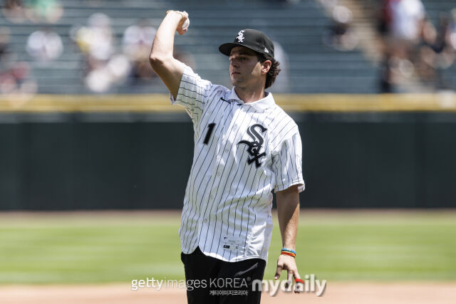 시카고 화이트삭스가 지난 12일(한국시각) 열린 2026 MLB 신인 드래프트에서 1라운드 1순위로 지명한 락 촐라우스키가 구단 홈 구장인 레이트 필드를 찾아 시구하고 있다./게티이미지코리아