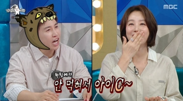MC 유세윤은 김성령에게 "생애 첫 헌팅에서 퇴짜를 맞았다고?"라며 날카로운 질문을 던졌고, 김성령은 "이제는 안 먹히더라. 예전에는 먹혔겠지?"라며 씁쓸하게 운을 뗐다./MBC '라디오스타'
