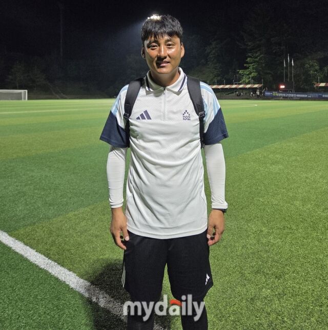 한남대가 15일 태백시종합운동장 고원1구장에서 열린 제62회 추계대학축구연맹전 태백산기 광운대와의 4강전에서 1-0으로 승리했다. 경기 후 인터뷰를 진행한 박규선 한남대 감독./태백=노찬혁 기자