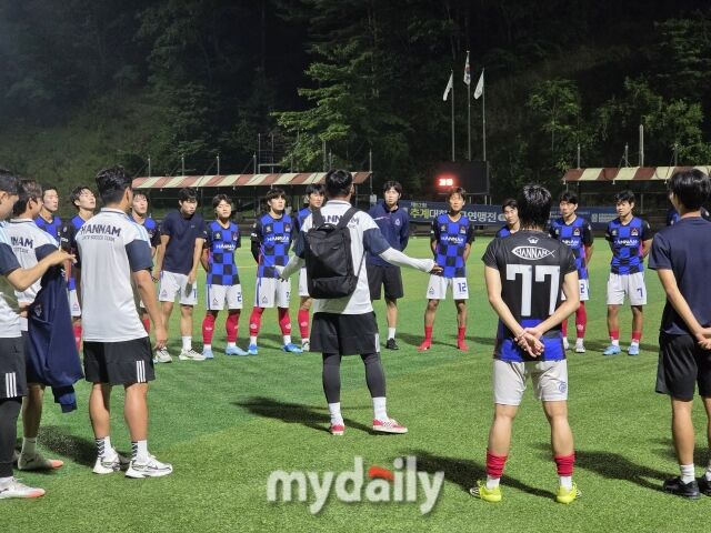 한남대가 15일 태백시종합운동장 고원1구장에서 열린 제62회 추계대학축구연맹전 태백산기 광운대와의 4강전에서 1-0으로 승리했다. 경기 후 선수들에게 이야기를 하고 있는 박규선 한남대 감독(중앙)./태백=노찬혁 기자
