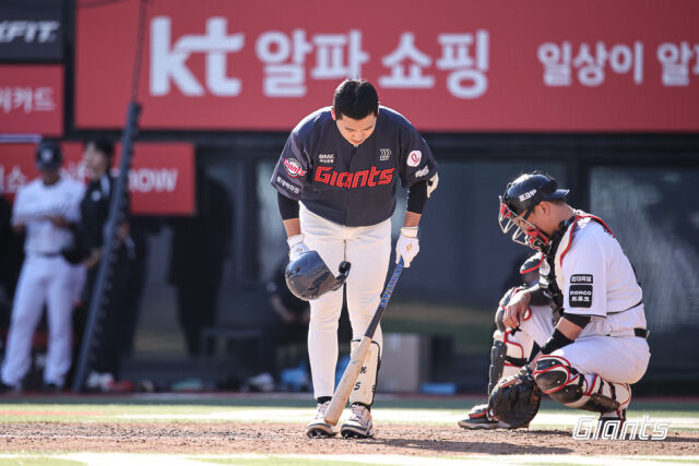 롯데 자이언츠 김세민이 지난 5월 5일 열린 KT 위즈와 원정 경기, 타석에 들어서기 전 핼멧을 벗고 관중석을 향해 인사하고 있다./롯데 자이언츠 제공