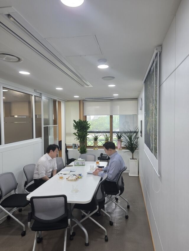 지난 14일 인천시청을 방문한 박재성 삼성바이오로직스 상생노조 위원장(오른쪽)이 전기은 인천시 비서실장과 면담하고 있다. /삼성바이오로직스 상생노조
