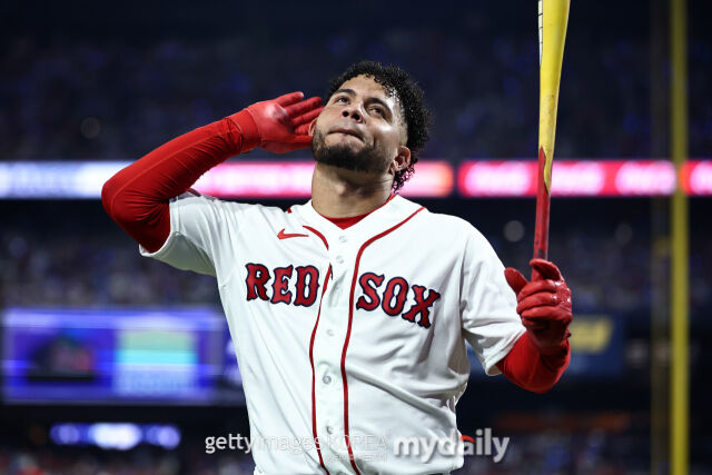 지난 14일(한국시각) 열린 MLB 올스타전 홈런 더비에 참가한 윌슨 콘트라레스(보스턴)가 관중들로부터 환호성을 이끌어내고 있다./게티이미지코리아