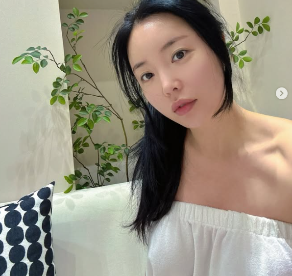 홍진영은 지난 15일 자신의 SNS 채널을 통해 “작년 말에 피부과 가고 계속 못 가고 미루다가 거의 반년 만에 다시 만난 원장님은 여전히 기분 좋은 사람”이라는 글과 함께 여러 장의 사진 및 영상을 게재했다./홍진영 소셜미디어