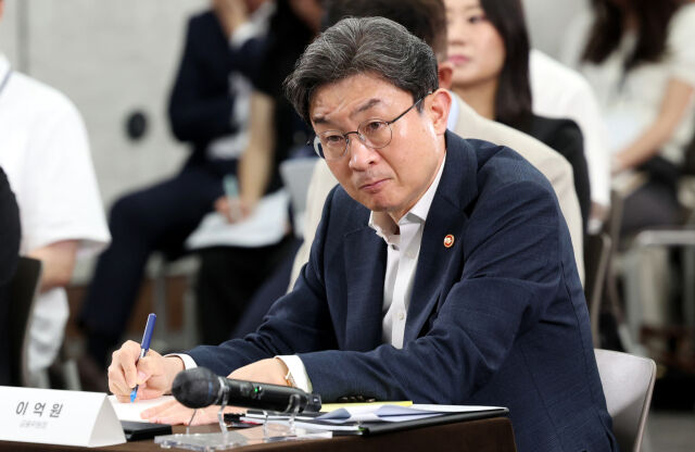 이억원 금융위원장이 15일 오후 서울 중구 은행회관에서 열린 부동산 금융정책 국민 의견 경청 토론회에서 패널들의 토론을 듣고 있다. /뉴시스