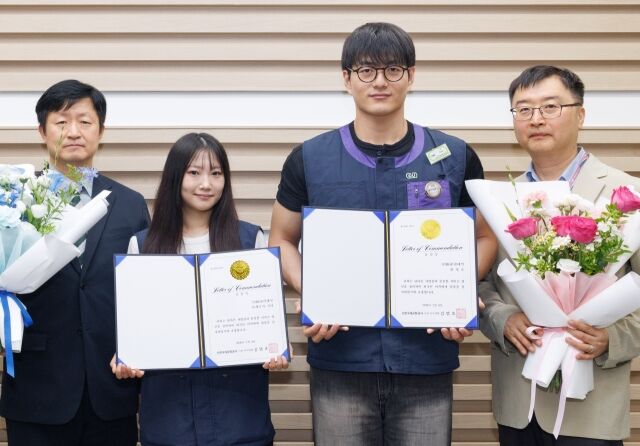 지난 15일 인천공항 제1여객터미널 내 회의실에서 진행된 ‘인천공항 상주직원 미담사례 특별유공포상 수여식’에서 왼쪽부터 노경래 인천공항공사 상업처장, 한정호 씨, 타케우치 키라 씨, 김민수 인천공항공사 식음사업팀장. /인천국제공항공사