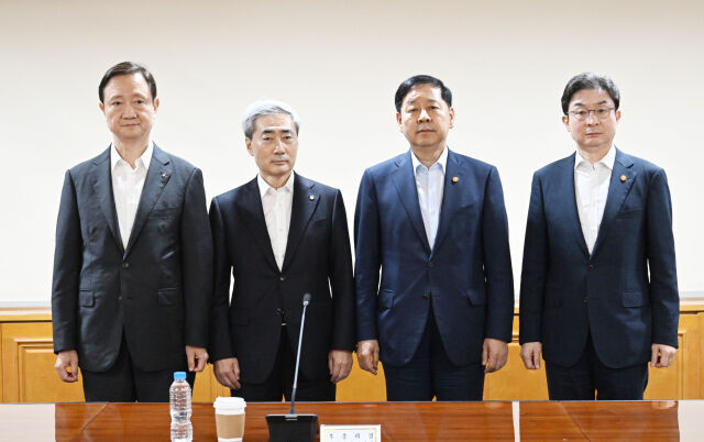 구윤철 부총리 겸 재정경제부 장관이 16일 오후 서울 중구 은행연합회에서 열린 시장상황점검회의에서 기념촬영 하고 있다. 왼쪽부터 이찬진 금융감독원장, 신현송 한국은행 총재, 구윤철 부총리, 이억원 금융위원장. /재정경제부
