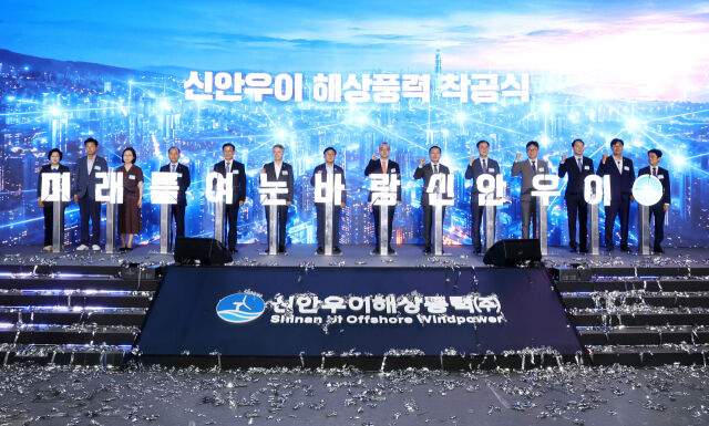 16일 전라남도 신안군에서 열린 신안우이 해상풍력 발전사업 착공식에서 (왼쪽 네 번째부터) 이영조 한국중부발전 사장, 이재각 진도군수, 민형배 전남광주통합특별시장, 김성환 기후에너지환경부 장관, 정인섭 한화오션 사장, 김태성 신안군수가 착공 세리머니를 진행하고 있다. /한화오션
