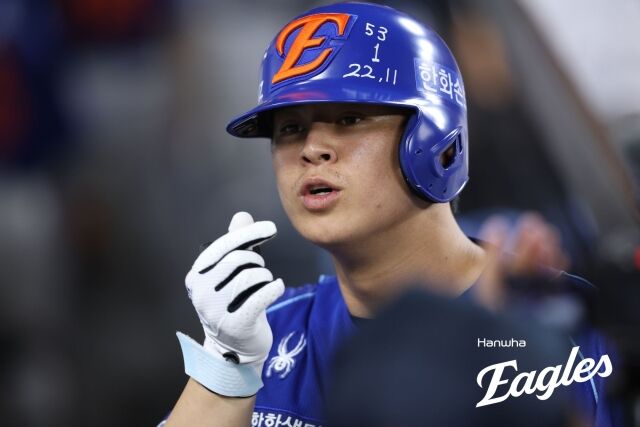 한화 이글스 노시환이 16일 대전 한화생명볼파크에서 열린 키움 히어로즈전에서 홈런을 치고 세리머니를 펼치고 있다./한화 이글스 제공