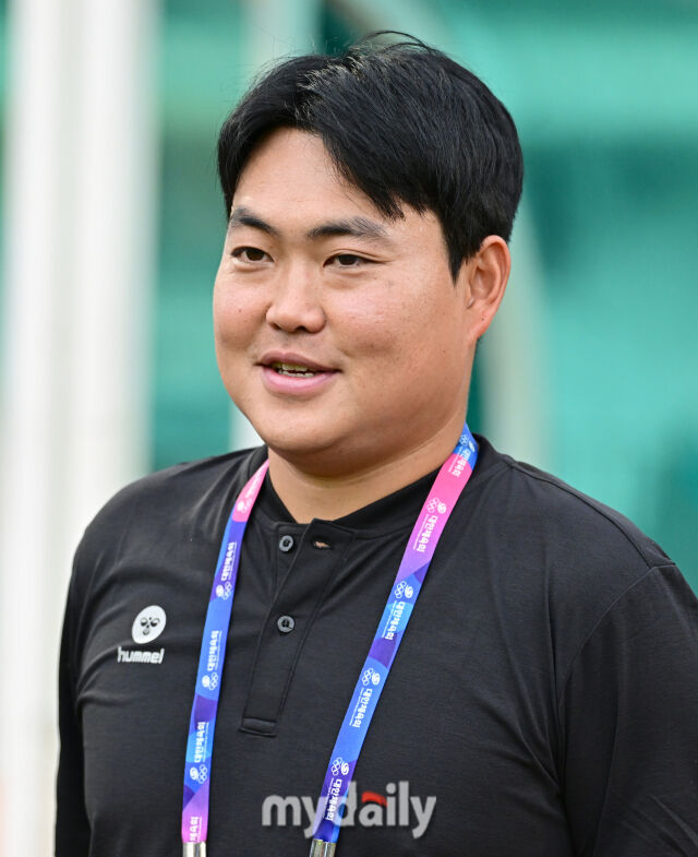 2026년 7월 17일 오후 강원도 태백종합운동장 고원1구장에서 열린 '제62회 추계대학축구연맹전' 결승, 중앙대학교와 동명대학교의 경기.<br><br>동명대 이승준 감독이 지켜보고 있다.<br><br>이번 대회에는 전국 대학축구 78개 팀이 참가해 총 156경기를 치르며, 백두대간기와 태백산기 2개 리그로 나누어 예선리그와 토너먼트 방식으로 진행된다./태백=유진형 기자