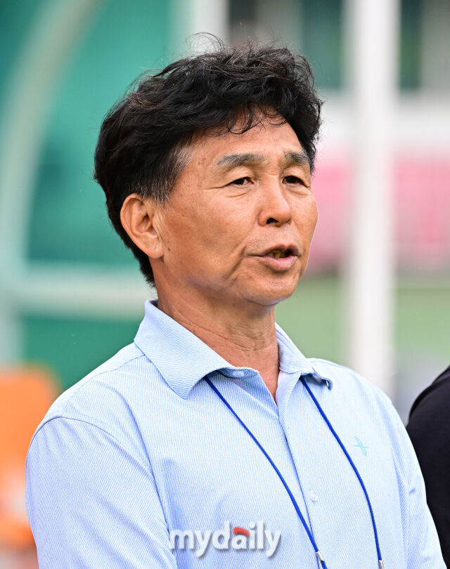 2026년 7월 17일 오후 강원도 태백종합운동장 고원1구장에서 열린 '제62회 추계대학축구연맹전' 결승, 중앙대학교와 동명대학교의 경기.<br><br>중앙대 오해종 감독이 지켜보고 있다.<br><br>이번 대회에는 전국 대학축구 78개 팀이 참가해 총 156경기를 치르며, 백두대간기와 태백산기 2개 리그로 나누어 예선리그와 토너먼트 방식으로 진행된다./태백=유진형 기자