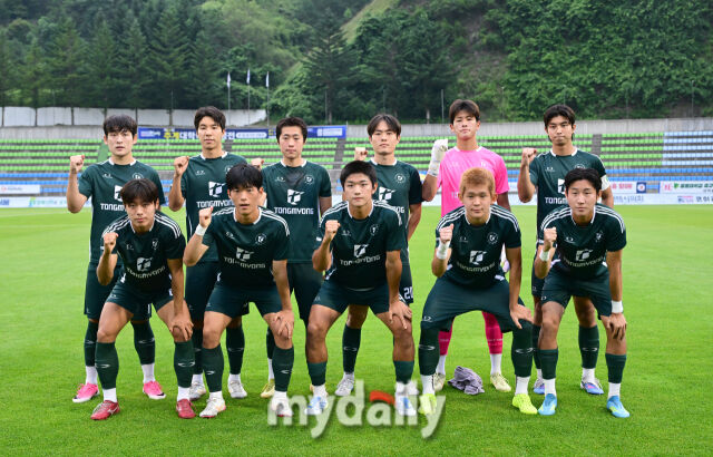 2026년 7월 17일 오후 강원도 태백종합운동장 고원1구장에서 열린 '제62회 추계대학축구연맹전' 결승, 중앙대학교와 동명대학교의 경기.<br><br>동명대 주전 선수들이 기념촬영을 하고 있다.<br><br>이번 대회에는 전국 대학축구 78개 팀이 참가해 총 156경기를 치르며, 백두대간기와 태백산기 2개 리그로 나누어 예선리그와 토너먼트 방식으로 진행된다./마이데일리 