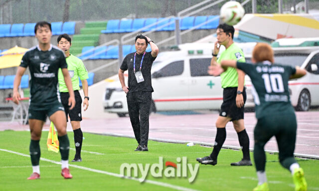 2026년 7월 17일 오후 강원도 태백종합운동장 고원1구장에서 열린 '제62회 추계대학축구연맹전' 결승, 중앙대학교와 동명대학교의 경기.<br><br>동명대 이승준 감독이 지켜보고 있다.<br><br>이번 대회에는 전국 대학축구 78개 팀이 참가해 총 156경기를 치르며, 백두대간기와 태백산기 2개 리그로 나누어 예선리그와 토너먼트 방식으로 진행된다./태백=유진형 기자