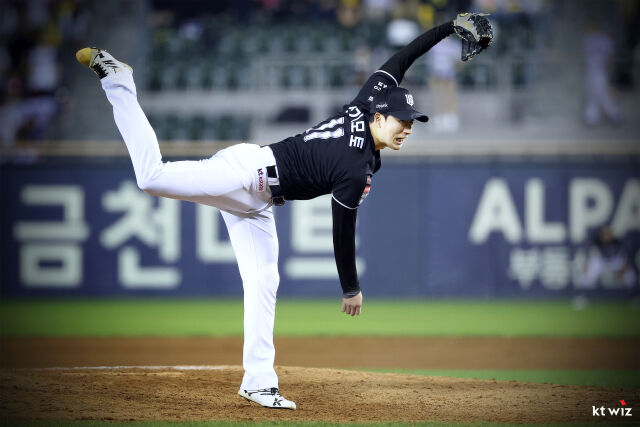 스기모토 코우키가 공을 던지고 있다./KT 위즈 제공