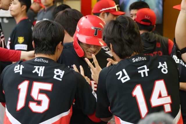 KIA 타이거즈 나성범이 17일 인천SSG랜더스필드에서 열린 SSG랜더스와의 원정경기서 홈런을 치고 동료들과 세리머니를 하고 있다./KIA 타이거즈 제공