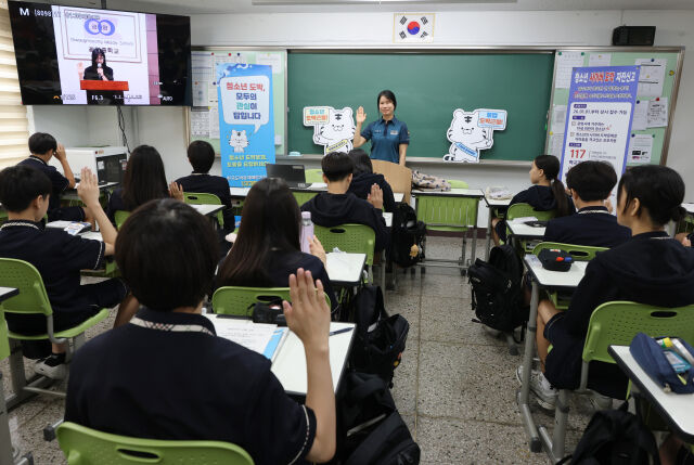 경륜경정총괄본부, 광명경찰서, 광명교육지원청은 지난 8일 광명중학교에서 청소년 불법도박 근절 캠페인을 펼쳤다./경륜경정총괄본부 제공