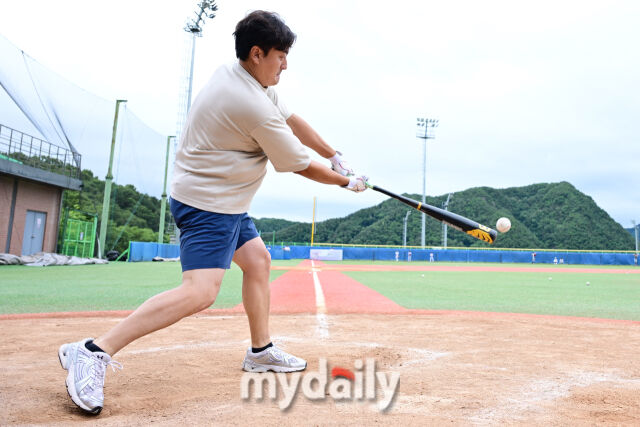 18일 강원도 횡성군 횡성베이스볼파크에서 열린 '2026 제3회 마이데일리배 전국유소년야구대회' 감독 홈런더비 콘테스트.<br><br>윤정호(서울 강남도곡유소년야구단) 감독이 힘차게 스윙하고 있다./횡성=한혁승 기자