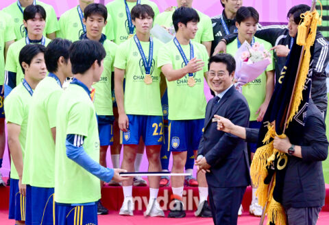 [MD포토] 박한동 한국대학축구연맹 회장 '울산대 우승 축하해'