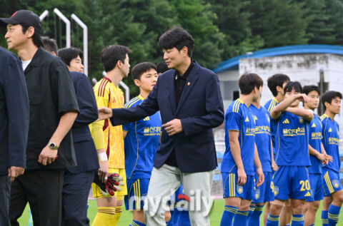 [MD포토] 박준호 한국대학축연맹 부회장 '선수들 격려'