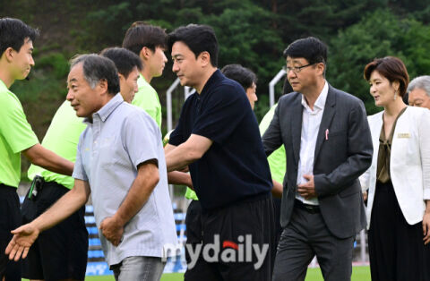 [MD포토] 안정환 디렉터 '추계대학축구연맹 결승 왔어요'