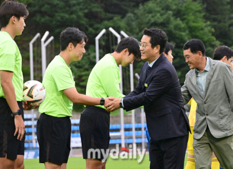 [MD포토] 박한동 한국대학축구연맹 회장 '심판들 격려'