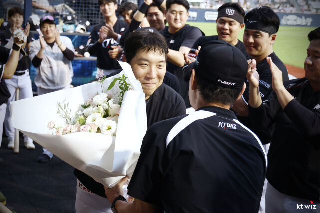 김현수가 KBO 역대 최초 17시즌 연속 100안타를 달성한 뒤 이강철 감독으로부터 꽃다발을 받고 있다./KT 위즈