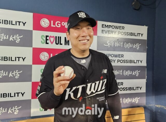 김현수가 KBO 역대 최초 17시즌 연속 100안타 기념구를 들고 포즈를 취하고 있다./잠실=심혜진 기자