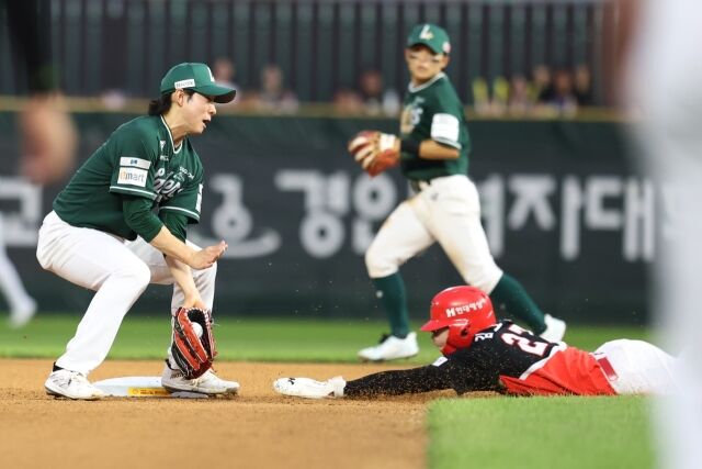 KIA 타이거즈 김호령이 18일 인천SSG랜더스필드에서 열린 SSG랜더스와의 원정경기서 2루 도루에 성공하고 있다./KIA 타이거즈 제공