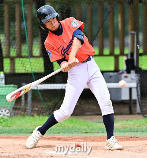 [MD포토] 전우재 '정확하게 보고 친다'