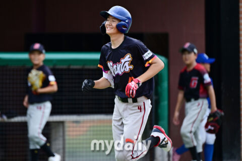 [MD포토] 김다율 '솔로포, 감출 수 없는 미소'