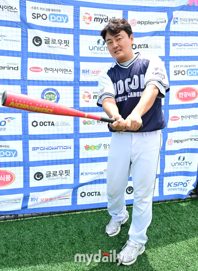 2026년 7월 19일 오전 강원도 횡성군 횡성베이스볼파크에서 열린 '2026 제3회 마이데일리배 전국유소년야구대회'.<br><br>대한유소년야구연맹(회장 이상근) 강남도곡유소년야구단 윤정호 감독이 사진촬영을 하고 있다./횡성=유진형 기자