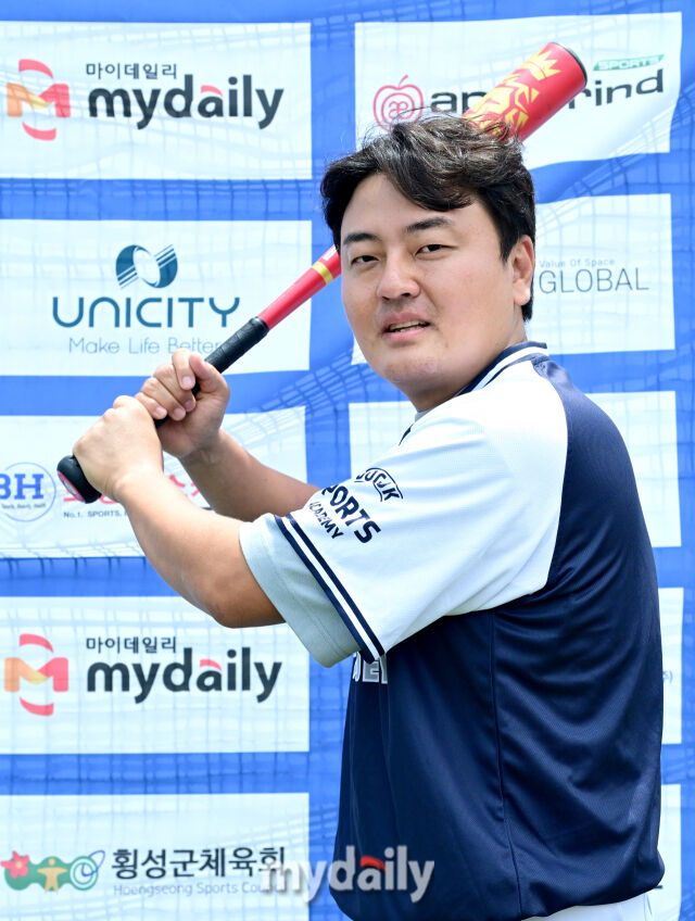 2026년 7월 19일 오전 강원도 횡성군 횡성베이스볼파크에서 열린 '2026 제3회 마이데일리배 전국유소년야구대회'.<br><br>강남도곡유소년야구단 윤정호 감독이 사진촬영을 하고 있다./횡성=유진형 기자
