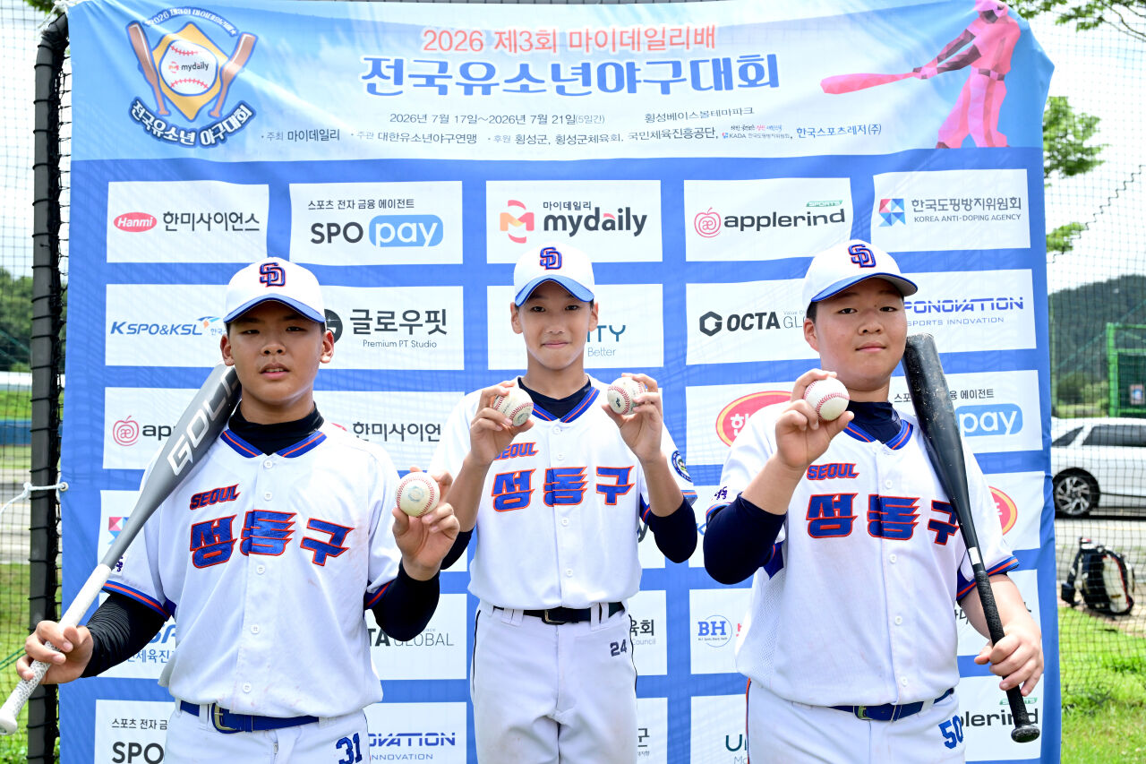 [MD포토] 곽정후-이우진-신승훈 '홈런이 4개, 성동구유소년야구단 홈런 타자들'