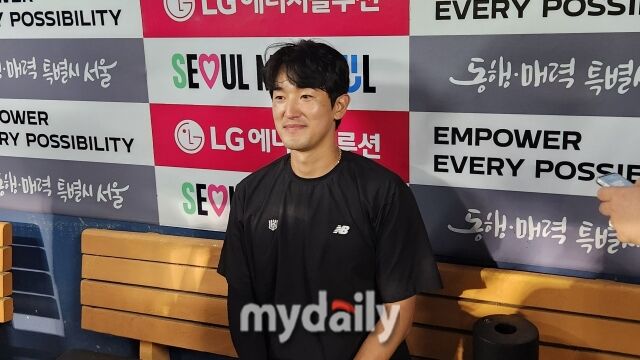 고영표가 7월 19일 서울 잠실야구장에서 열린 LG 트윈스전을 마치고 취재진과 인터뷰를 하고 있다./잠실=김경현 기자