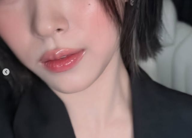 있지 류진이 입술만을 강조하며 요염하면서도 매혹적인 분위기를 발산해 시선을 사로잡았다./류진 소셜미디어