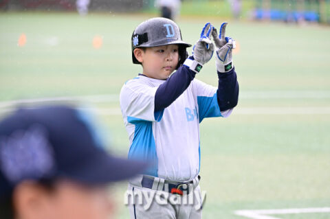 [MD포토] 김태훈 '안타 세리머니'