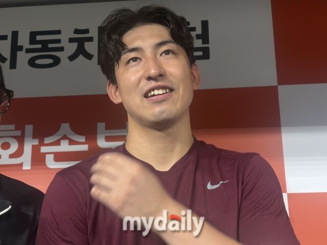 키움 유토가 취재진과 인터뷰를 진행하고 있다./이정원 기자